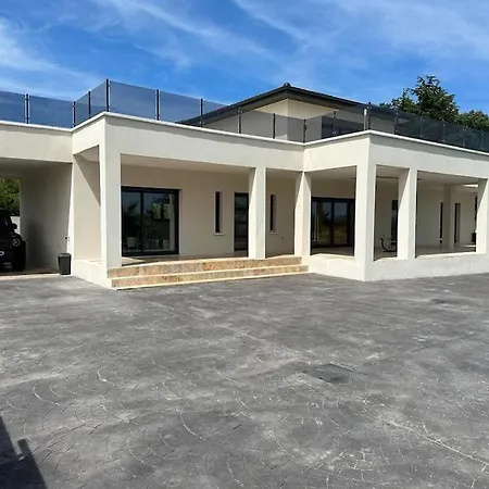 Contemporaine Pres Des Gorges De L'ardeche